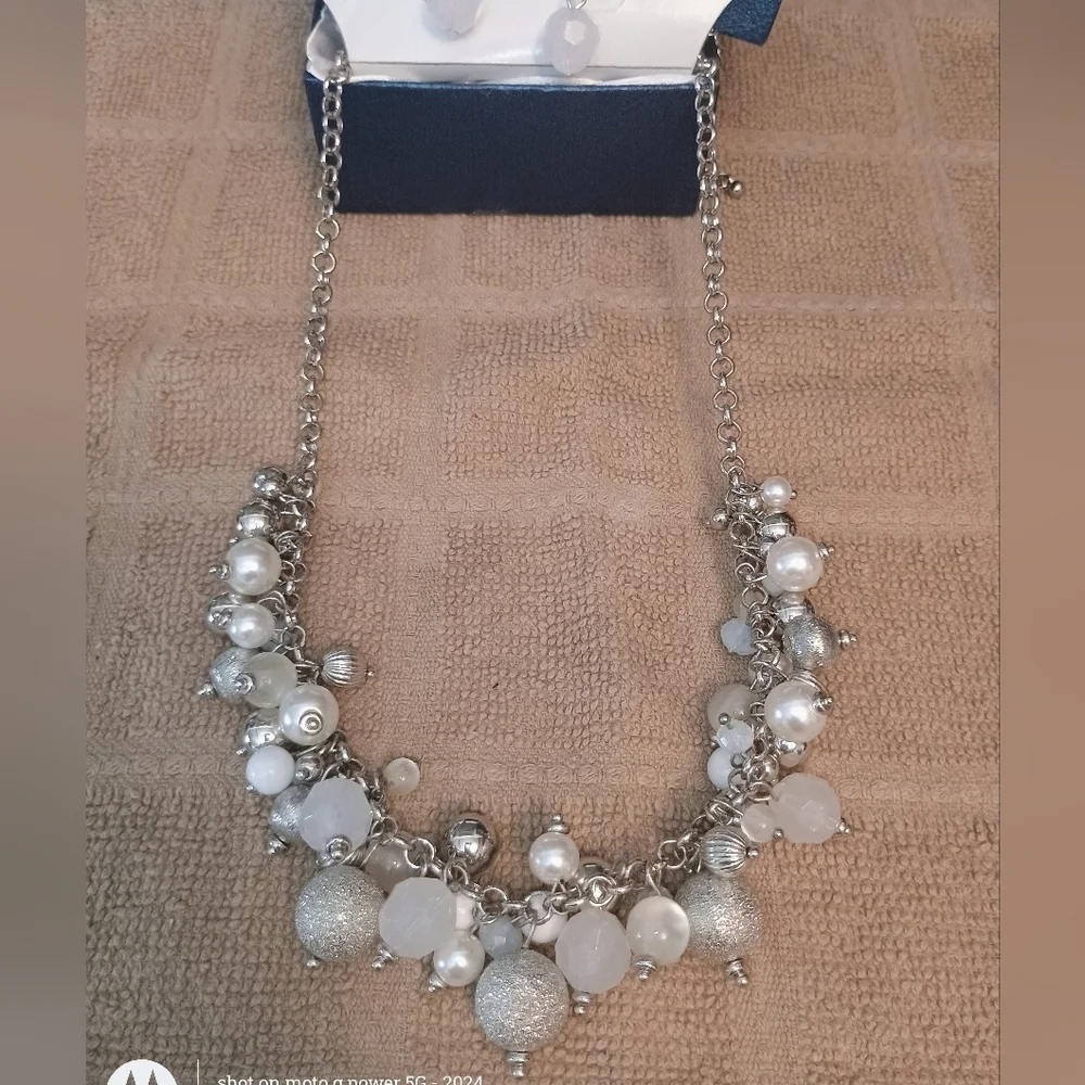 Women's Beautiful Beaded Necklace And Earring Set Brand New With Tags - Picture 1 of 13
